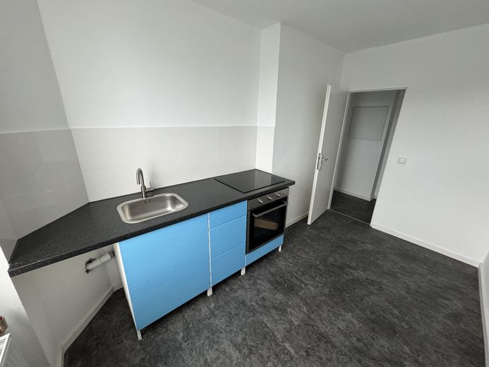 Immeuble commercial complet avec 10 chambres rénovées, un rez-de-chaussée à usage flexible et un potentiel d’aménagement dans les combles – 1. und 2. OG - Zimmer 