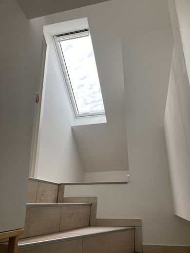 Treppe zum Dachgeschoss mit Dachflächenfenster
