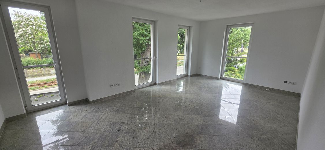 Casa residenziale e commerciale rappresentativa, non affittata, su terreno di 948 m² – Wohnung 1 OG Raum 2