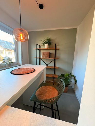 Moderne 3,5-Zimmer-Maisonette möbliert mit Heimkino, Wallbox & Klimaanlage – OG: Coffee Corner