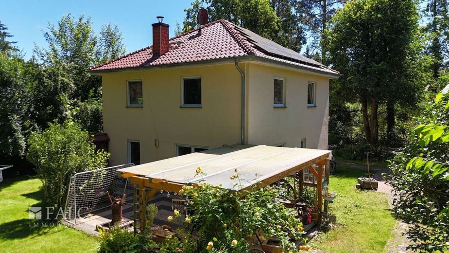 Großzügige Stadtvilla mit Pool und pflegeleichtem Parkgrundstück – Außenansicht Gartenseite