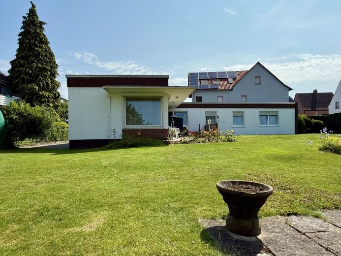 Fröndenberg-Westick: Flachdach-Bungalow mit Gartenoase als perfekter Rückzugsort! – Bungalow Fröndenberg-Westick mit Garten