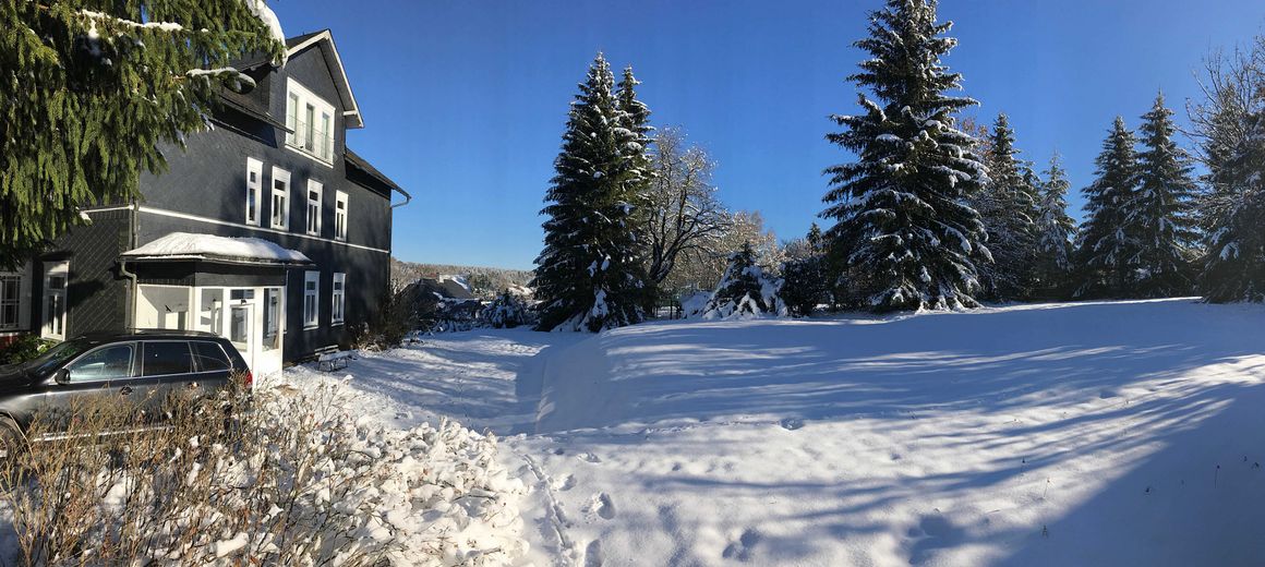 Schmiedefeld - 3-Raum-Whg in Landhausvilla - Wo andere Urlaub machen – Winter Hauansicht vom Garten 2