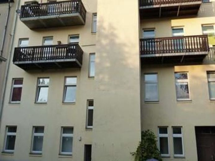 Przestronne mieszkanie 5-pokojowe z 2 balkonami, 2 łazienkami, miejscem parkingowym i panelami laminowanymi w dobrej lokalizacji! – Zdjęcie 1