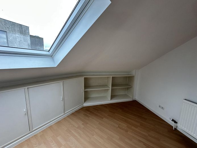 Bright 2-room attic apartment with fitted kitchen in a central location – Schlafzimmer