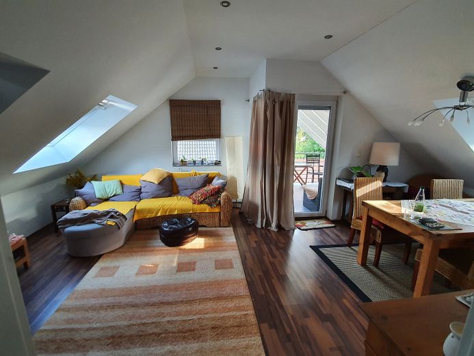 Moderne 3,5 Zi.-DG-Wohnung mit Balkon in toller Lage - von privat – Wohn- und Essbereich