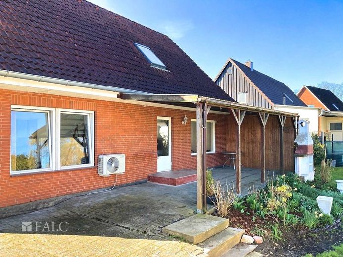***Ihr neues Zuhause: Einfamilienhaus mit Gartenidylle und viel Platz für die ganze Familie*** – Terrasse
