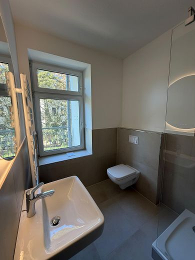 Appartement rénové dans un immeuble ancien avec balcon – calme et central à Gohlis – Badezimmer
