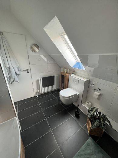 Modernisiertes Einfamilienhaus mit Kamin,Wallbox,bezugsfertig & tollem Wohngefühl – Neues Wannenbad Obergeschoss