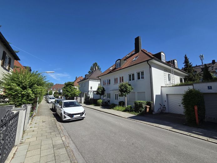 Nähe Waldfriedhof: Möblierte 2-Zimmer Wohnung im EG, kleine Anlage m. Terrasse – Umgebung