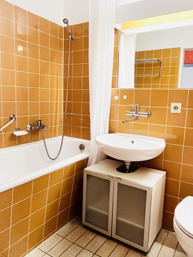 Erbpacht! Von Privat! Ohne Provision! Möbliertes Apartment m. Balkon inkl. TG-Platz, ab sofort – Badezimmer m. Wanne
