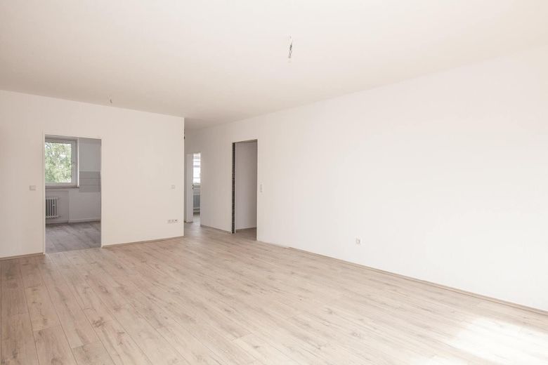 Luminoso appartamento di 4 locali in Lessingplatz – Wohnzimmer