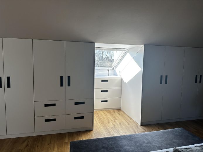 Viel Platz, wenig Energiekosten – Neuwertige Stadtvilla auf 367 qm  A+ – Einbauschrank-3 2.OG