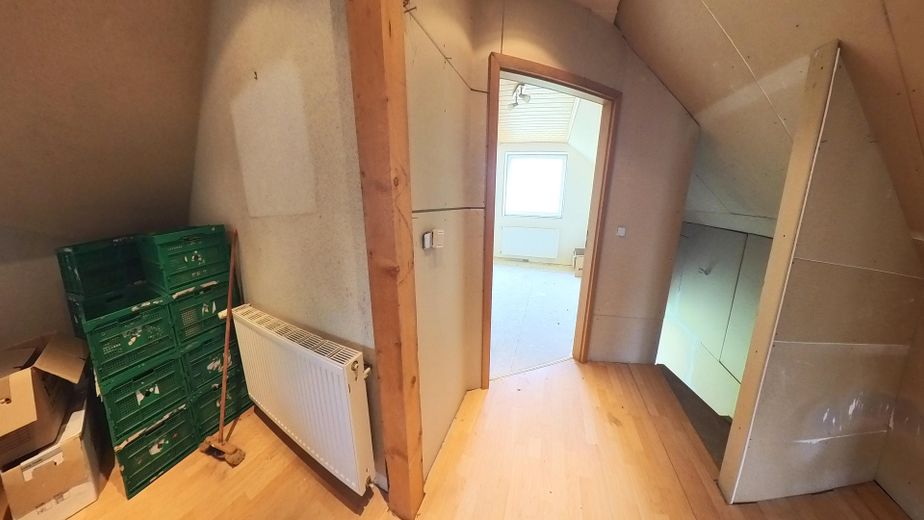 12 Zimmer | 164 m² | Doppelhaushälfte mit Entwicklungspotenzial nahe der Müritz- provisionsfrei – Flur/Küche DG zum Schlafzimmer