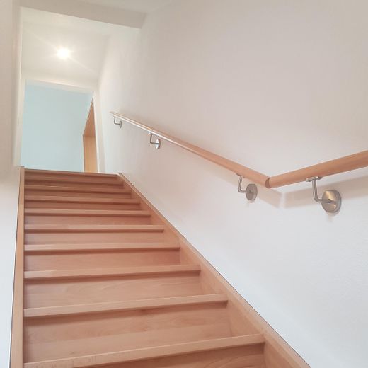 Saniertes Zweifamilienhaus zur Miete in Giesen – Dachgeschoss Treppe