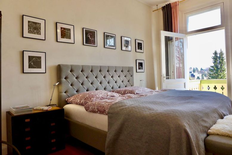 Sanierte bezugsfertige Villa mit Weitblick für Eigennutzung und/oder Kapitalanlage – Balkonzimmer im OG