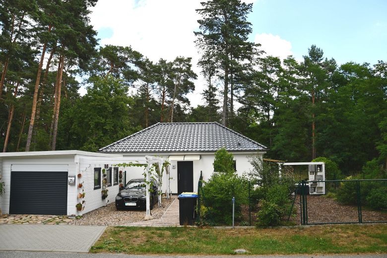 RESERVIERT  Moderner Neubau-Bungalow  mit pflegeleichtem Garten – Straßenansicht
