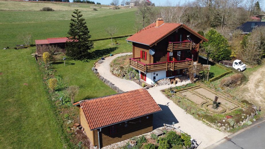 Carport, Haus und Gartenhaus