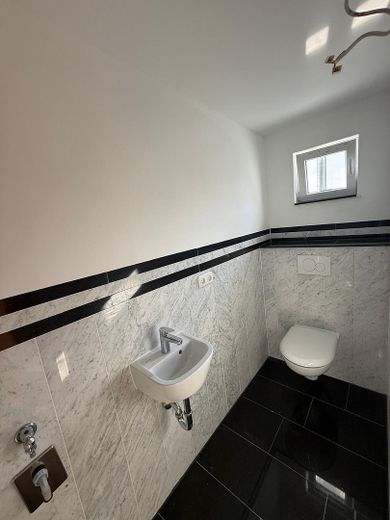 Modernisiertes Einfamilienhaus mit separatem Wohnbereich und großem Garten in Lonnerstadt – Bad EG (2)