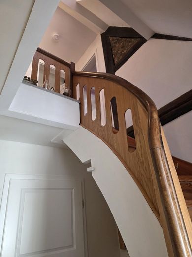 Traumhafte 3-Zimmer Dachgeschosswohnung im aufwendig sanierten Kulturdenkmal – Wohnungseingang mit Treppe