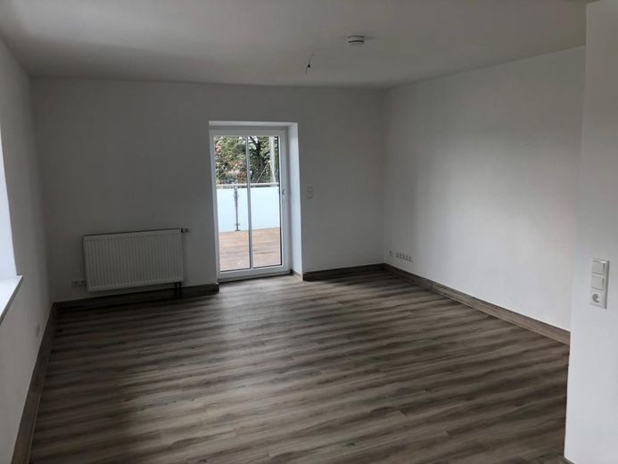 Lichtdurchflutete und neu renovierte 3,5-Zimmer Wohnung mit Terrasse und EBK - Nr. 4 – Zimmer