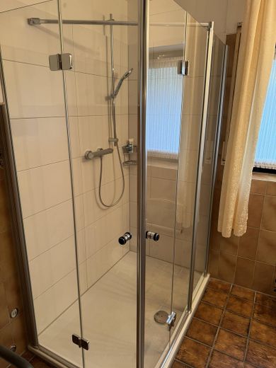 Beaucoup d’espace pour vos projets et rêves, spacieuse maison individuelle avec appartement indépendant à Cologne-Hahnwald – große begehbare Dusche