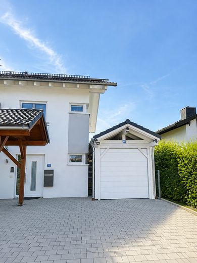 Neuwertiges Reihenendhaus mit modernem Wohnkomfort – Carport mit Garagentor