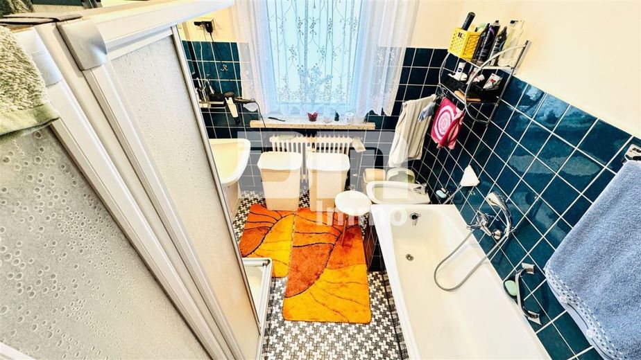 Modernisiertes Ein-/ Zweifamilienhaus inkl. PV-Anlage + 
Garage auf Traumgrundstück – WE2 OG Bad / Wanne / Dusche
