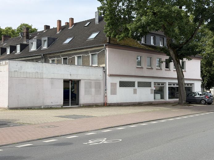 Aussenansicht mit Parkplätzen