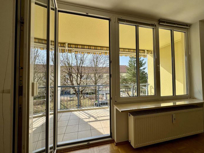 Familiengerecht – gut geschnittene 3-Zimmerwohnung in  München Schwabing-Freimann – Blick aus dem Wohnraum
