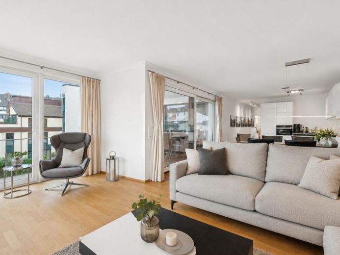 Großzügige 4-Zimmer-Eigentumswohnung mit Loggia, Aufzug und ruhiger Innenhoflage – Foto 1
