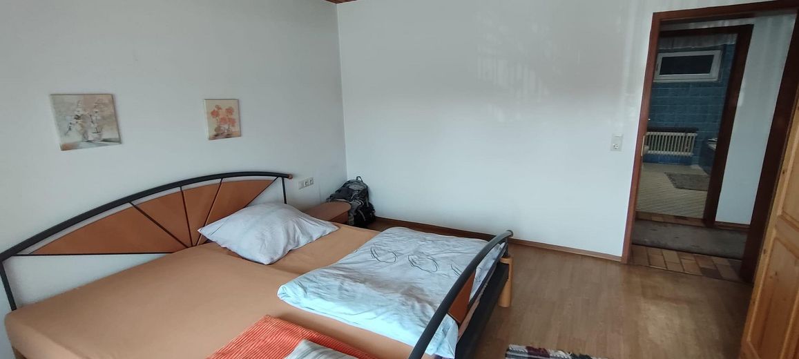 Einfamilienhaus mit Einliegerwohnung, Wintergarten, Garage und Gartenparadies auf 708 m2 – Schlafzimmer EG
