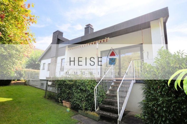 1-Familienwohnhaus mit Einliegerwohnung und Doppelgarage in ruhiger bevorzugter Wohnlage – 1-Familienwohnhaus mit Doppelgarage in Holzminden