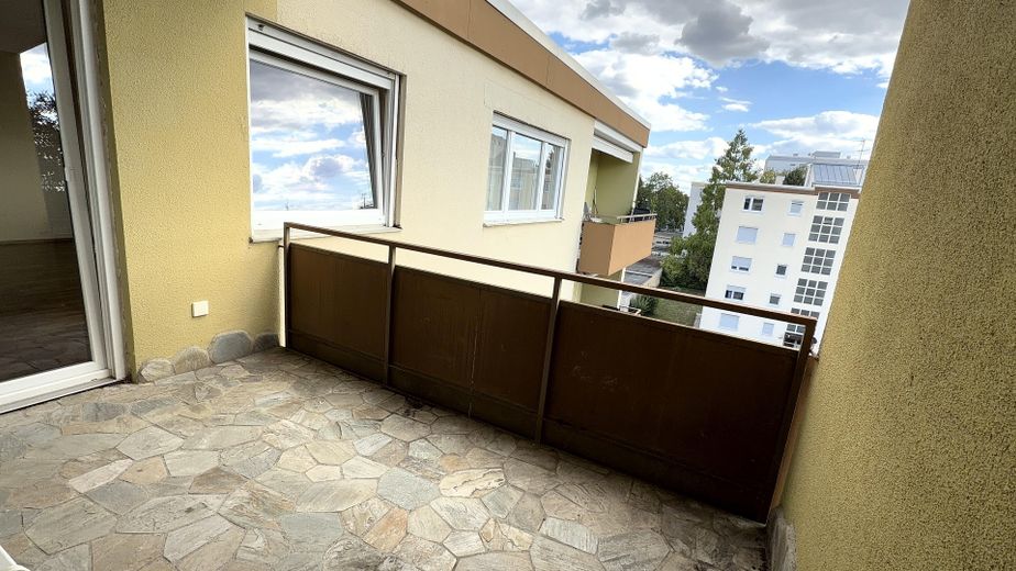 Yenilenmiş, merkezi ve sakin konumda en üst katta 2 odalı daire – Balkon 2