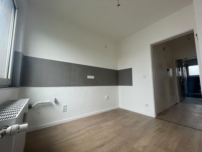 Neu sanierte 2-Zimmer-Wohnung mit Balkon in Oberhausen – neuer Fliesenspiegel