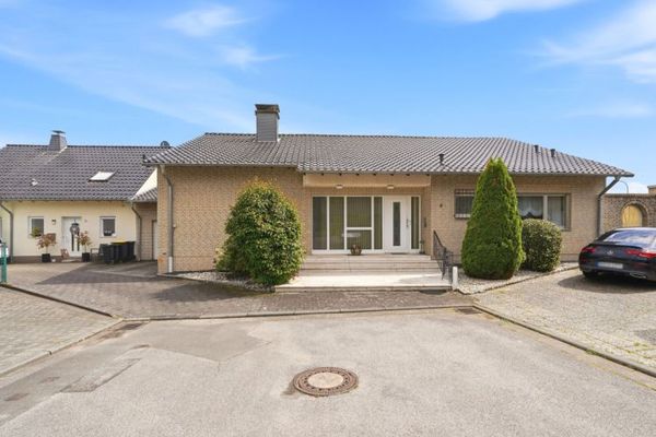 ++ Wohnen auf einer Ebene: 174 m² Bungalow mit großen Terrassen und Potenzial im Souterrain! ++