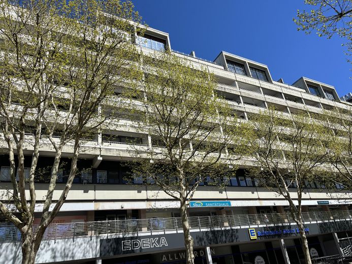 Lichtdurchflutete 2,5-Zimmer-Wohnung mit Südbalkon und Weitblick – Der Blick auf die Südfassade