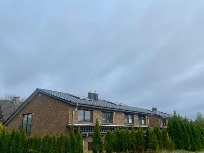 Doppelhaushälfte mit Fußbodenheizung, Einbauküche, 2 Bädern, Terrasse und Carport – Foto 1