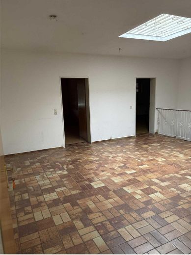 Bezahlbar wohnen: Renovierungsbedürftiges Haus im Erbbaurecht mit Potenzial – Diele