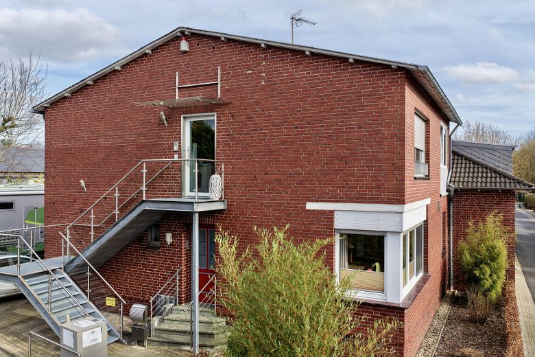 Freistehendes Einfamilienhaus mit Einliegerwohnung – Vorn m. Treppe zur Einliegerwh
