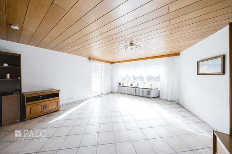 Attraktives Wohnhaus mit Balkon und vielseitigem Nutzungspotenzial in Zentraler Lage von Enzberg – Wohnzimmer OG