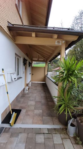 Privatverkauf EFH in Oberstaufen-Weißach, – Hauseingang Ostseite