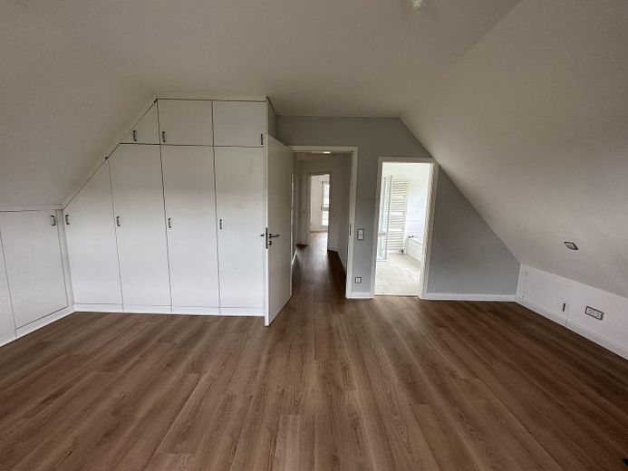 ZONDER COURTAGE: Moderne eengezinswoning met terras op het zuiden, carport en centrale, rustige ligging – Schlafzimmer