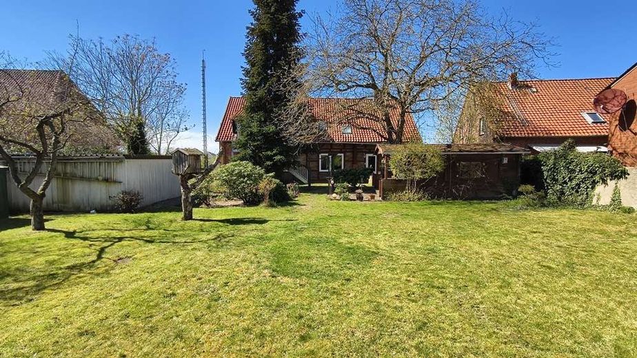 Uetze - Dollbergen - Handwerkertraum - Grosses Wohnhaus zum Sanieren – Blick aus dem Garten