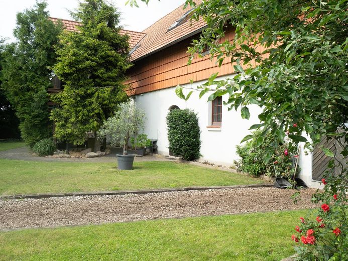 Garten mit Rindenmulchweg 