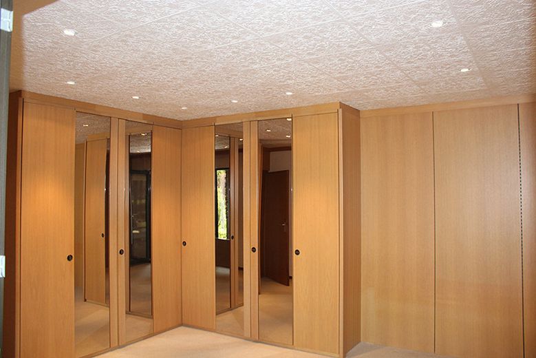 Zweifamilien-Wohnhaus in der Kleinstadt Leun im Lahn-Dill-Kreis. Der Kaufpreis ist verhandelbar. – EG Zimmer 1 mit Einbauschrank