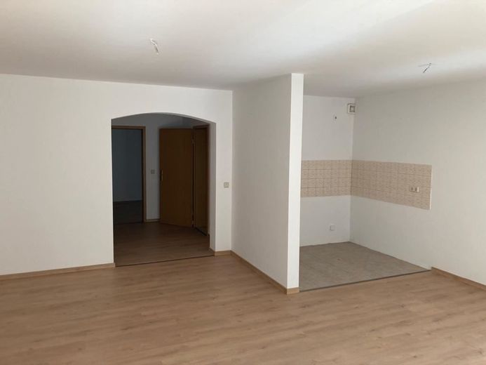 Großzügige 2-Zimmer mit Laminat und offener Küche in ruhiger Lage! – PHOTO-2022-06-17-13-01-39_2