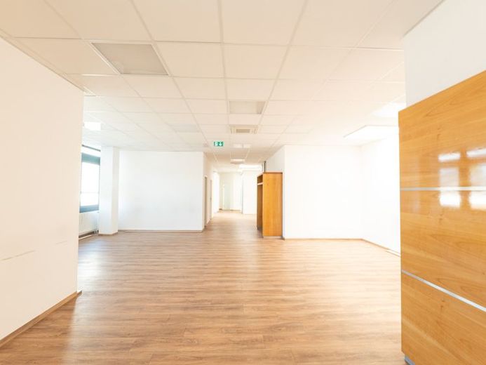 Teilfläche einer Büro oder Praxisfläche. Zentraler geht es nicht! – Foto 1