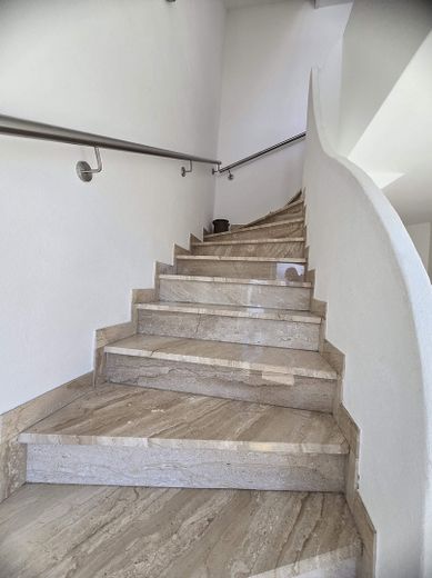 Zweifamilienhaus mit Ferienhaus und zus. Grundstück, neue Wärmepumpe und PV-Anlage - Provisionsfrei – Treppe zum OG