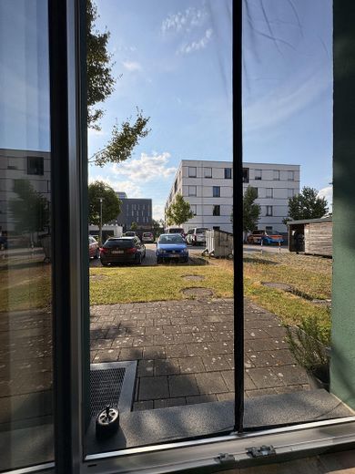 Möbliertes & modernes Apartment mit All-In-Miete – Blick nach draußen 